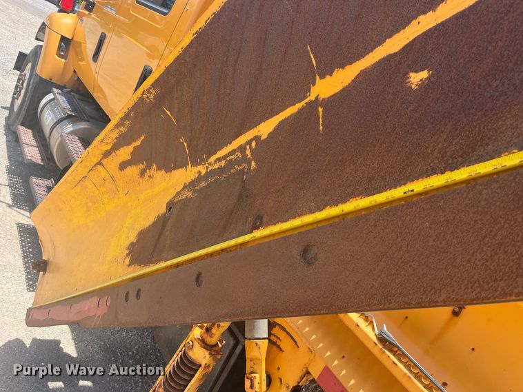 image for item EK8601 2006 International  7400 dump truck