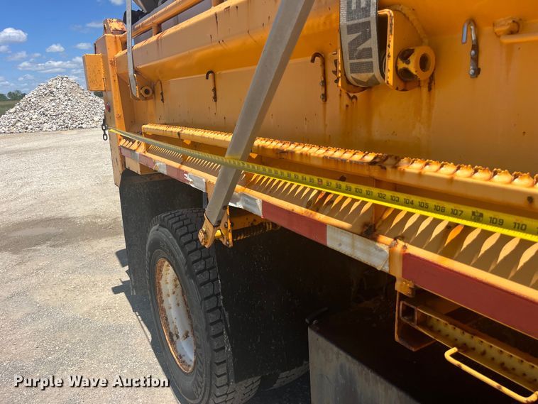 image for item EK8601 2006 International  7400 dump truck