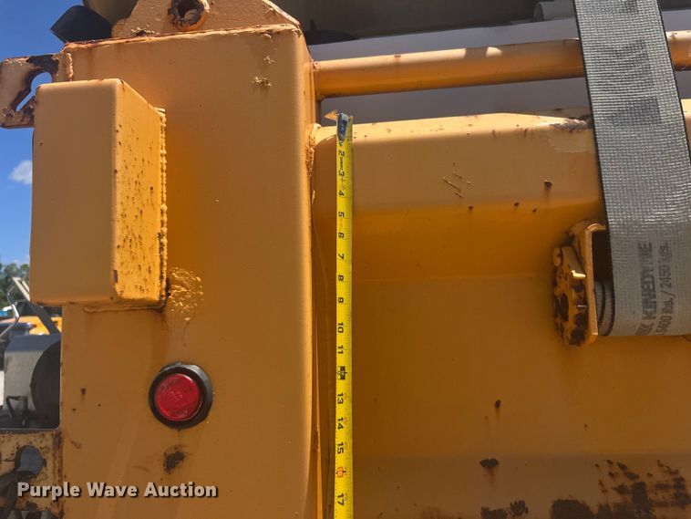 image for item EK8601 2006 International  7400 dump truck