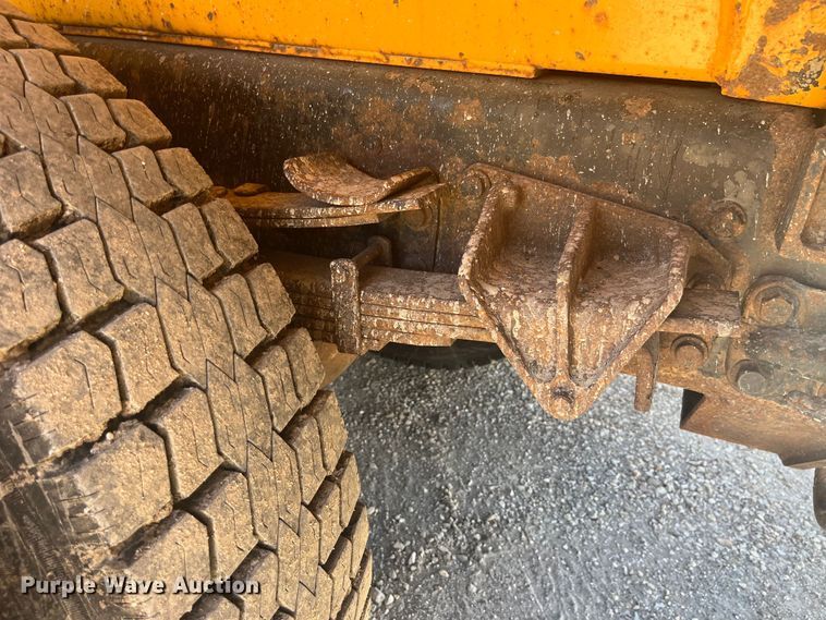 image for item EK8601 2006 International  7400 dump truck