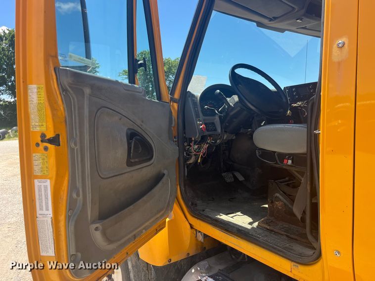 image for item EK8601 2006 International  7400 dump truck