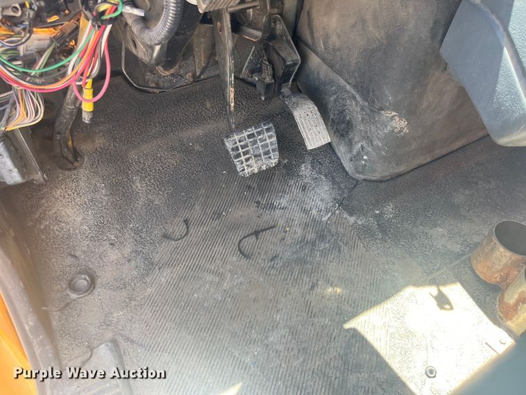 image for item EK8601 2006 International  7400 dump truck