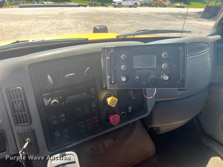 image for item EK8601 2006 International  7400 dump truck