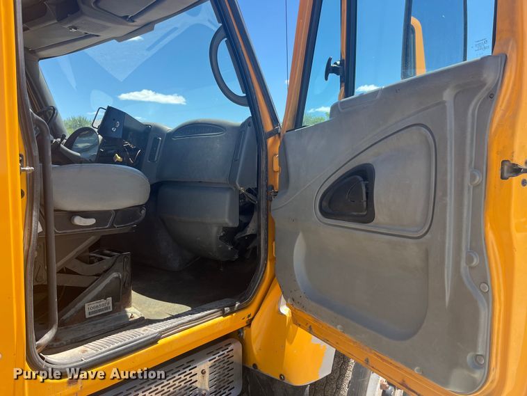 image for item EK8601 2006 International  7400 dump truck