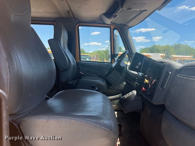 image for item EK8601 2006 International  7400 dump truck