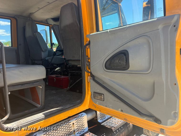 image for item EK8601 2006 International  7400 dump truck