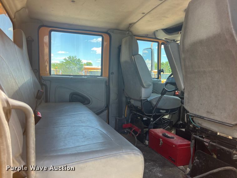 image for item EK8601 2006 International  7400 dump truck