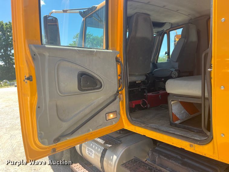 image for item EK8601 2006 International  7400 dump truck