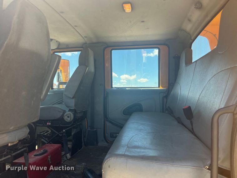 image for item EK8601 2006 International  7400 dump truck