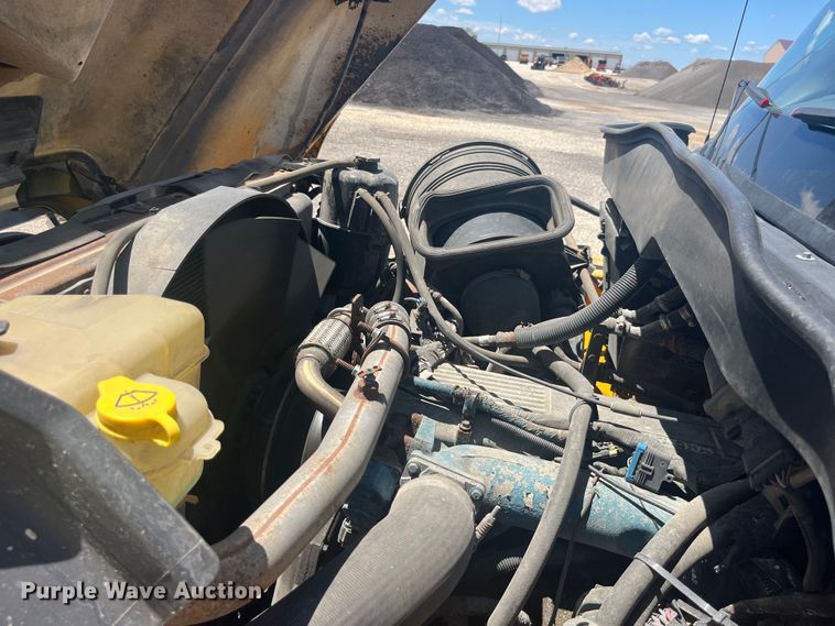 image for item EK8601 2006 International  7400 dump truck