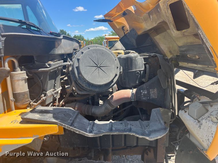 image for item EK8601 2006 International  7400 dump truck