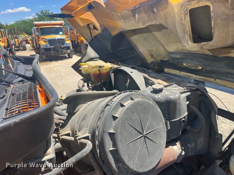 image for item EK8601 2006 International  7400 dump truck