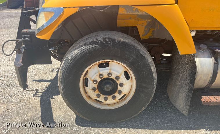 image for item EK8601 2006 International  7400 dump truck