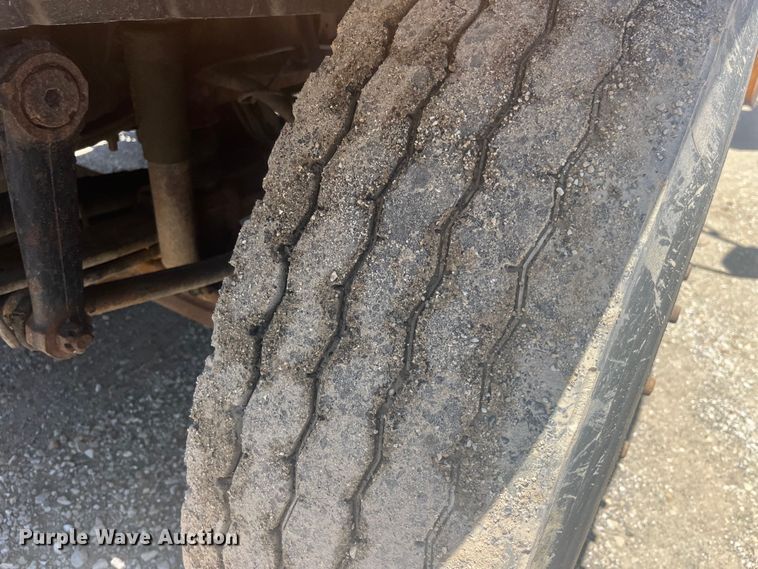 image for item EK8601 2006 International  7400 dump truck