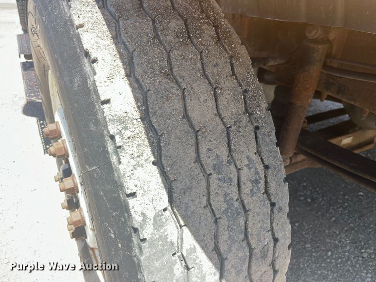 image for item EK8601 2006 International  7400 dump truck