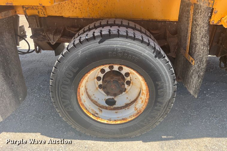 image for item EK8601 2006 International  7400 dump truck