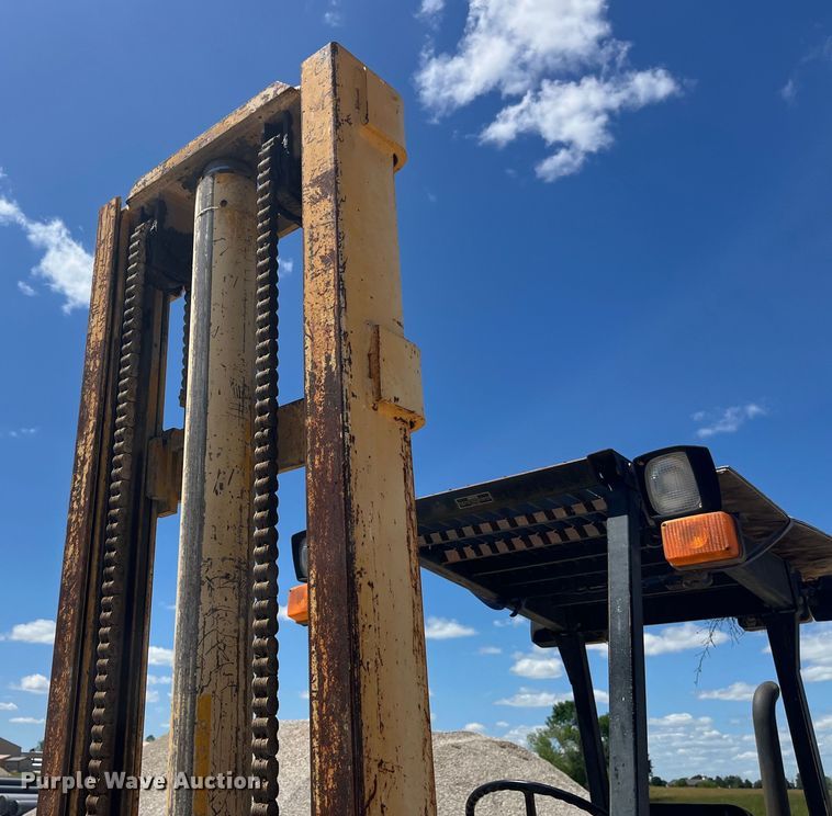 image for item EK8604 1987 John Deere 482C forklift