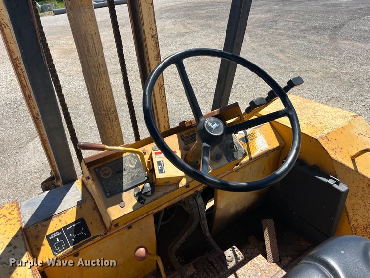 image for item EK8604 1987 John Deere 482C forklift