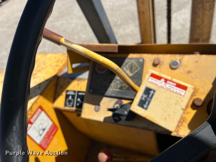 image for item EK8604 1987 John Deere 482C forklift