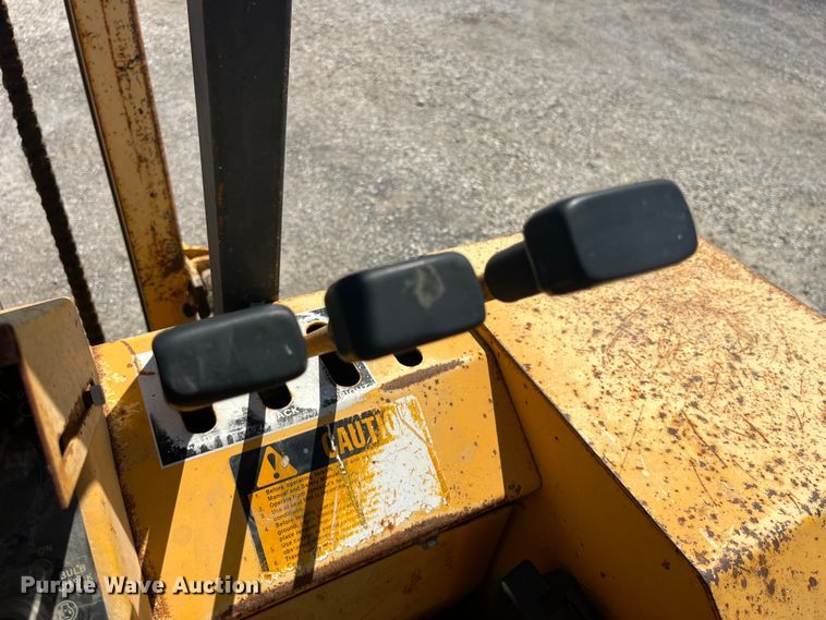 image for item EK8604 1987 John Deere 482C forklift