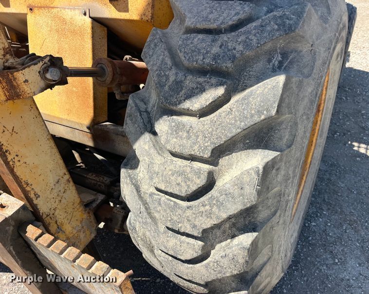 image for item EK8604 1987 John Deere 482C forklift