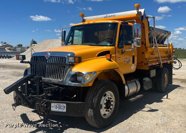 image for item EK8611 2006 International  7400 dump truck