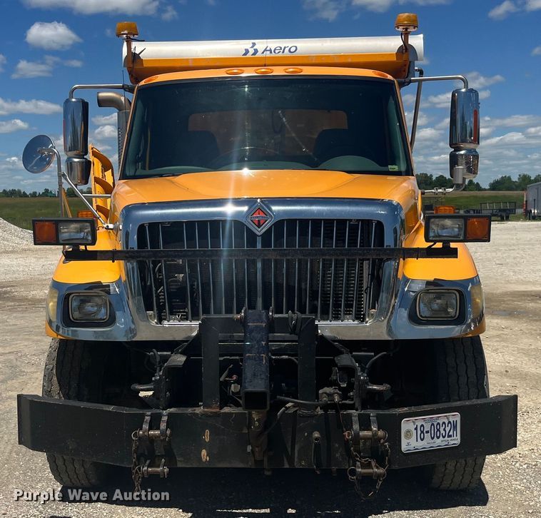 image for item EK8611 2006 International  7400 dump truck