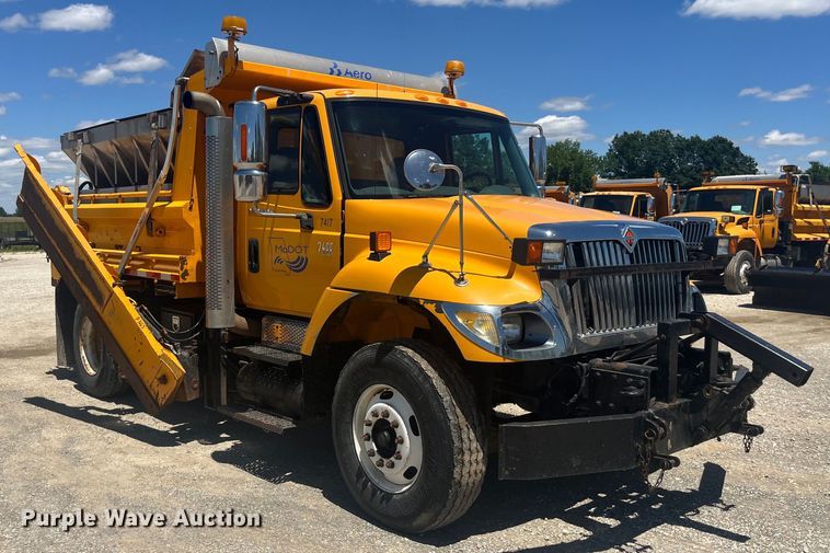 image for item EK8611 2006 International  7400 dump truck
