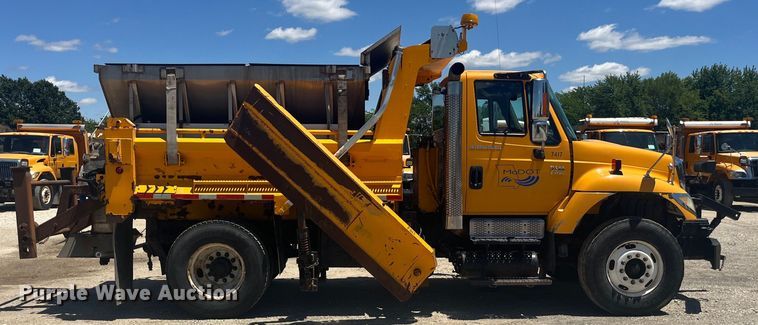 image for item EK8611 2006 International  7400 dump truck