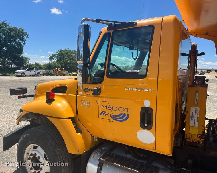 image for item EK8611 2006 International  7400 dump truck