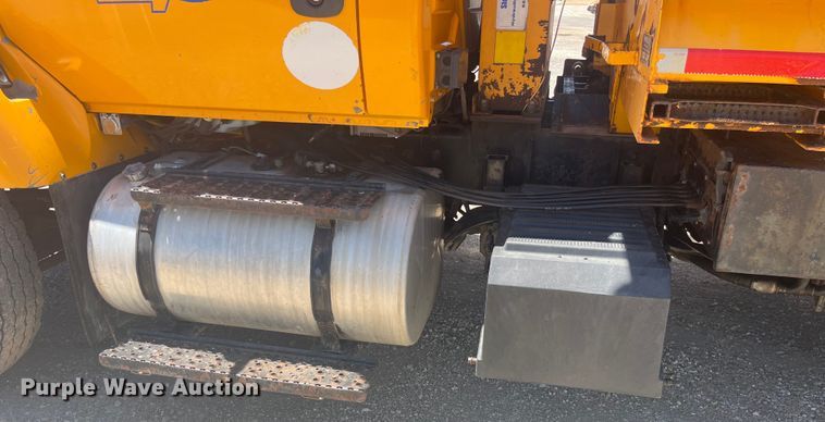 image for item EK8611 2006 International  7400 dump truck