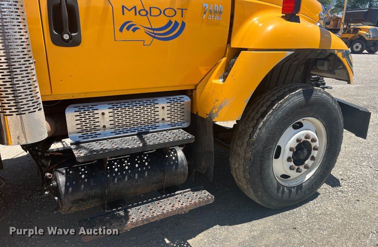 image for item EK8611 2006 International  7400 dump truck