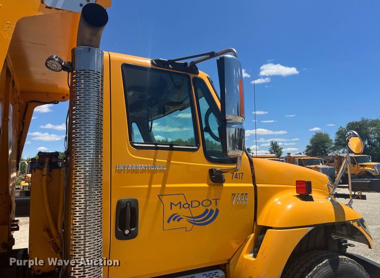 image for item EK8611 2006 International  7400 dump truck