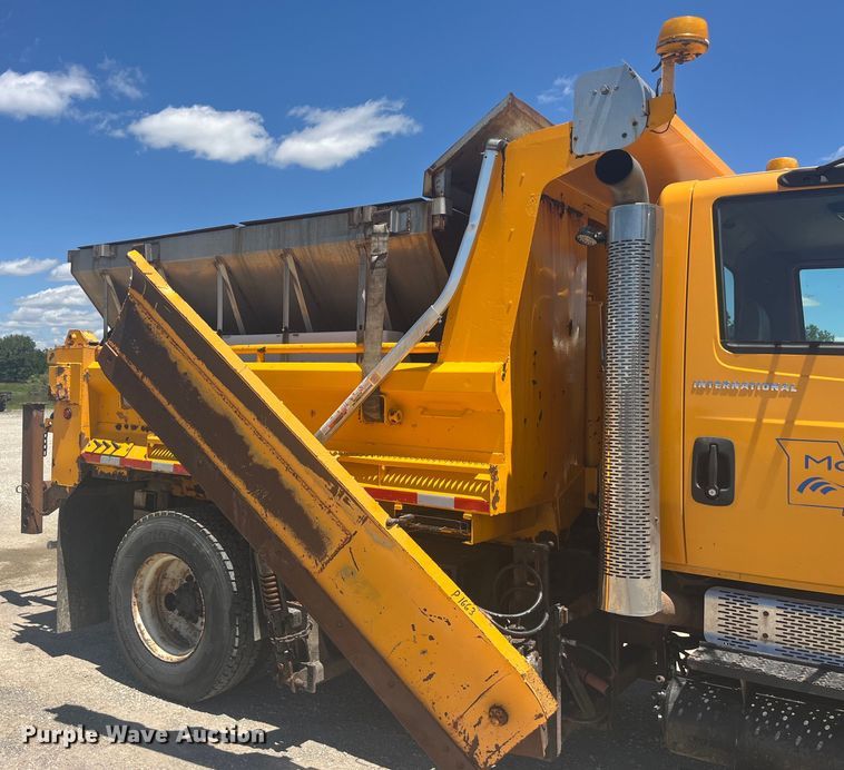 image for item EK8611 2006 International  7400 dump truck