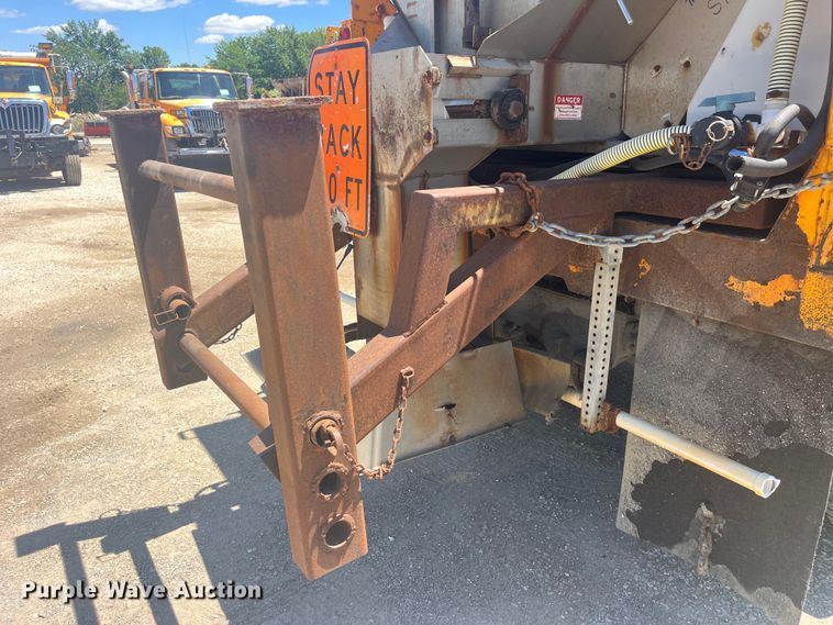 image for item EK8611 2006 International  7400 dump truck