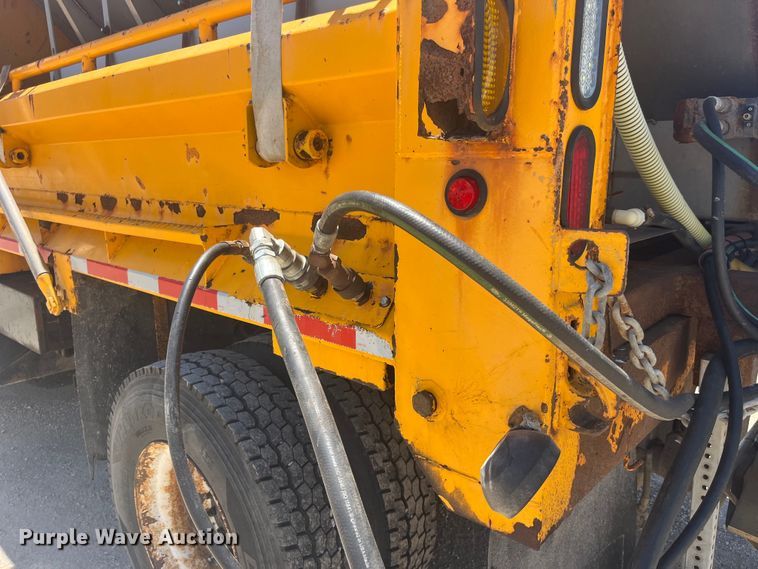 image for item EK8611 2006 International  7400 dump truck