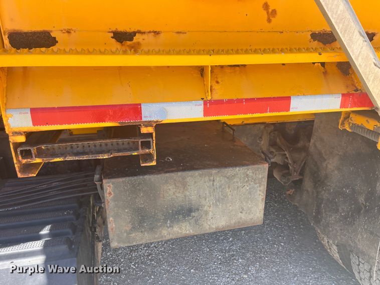 image for item EK8611 2006 International  7400 dump truck