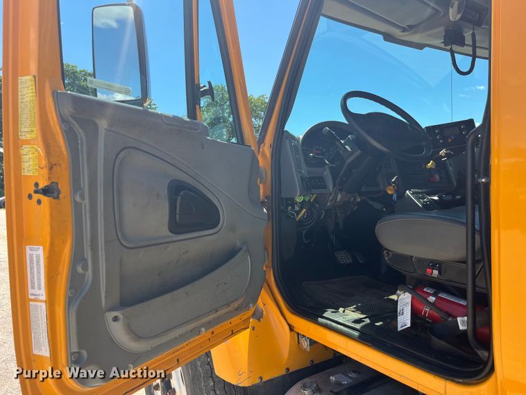 image for item EK8611 2006 International  7400 dump truck