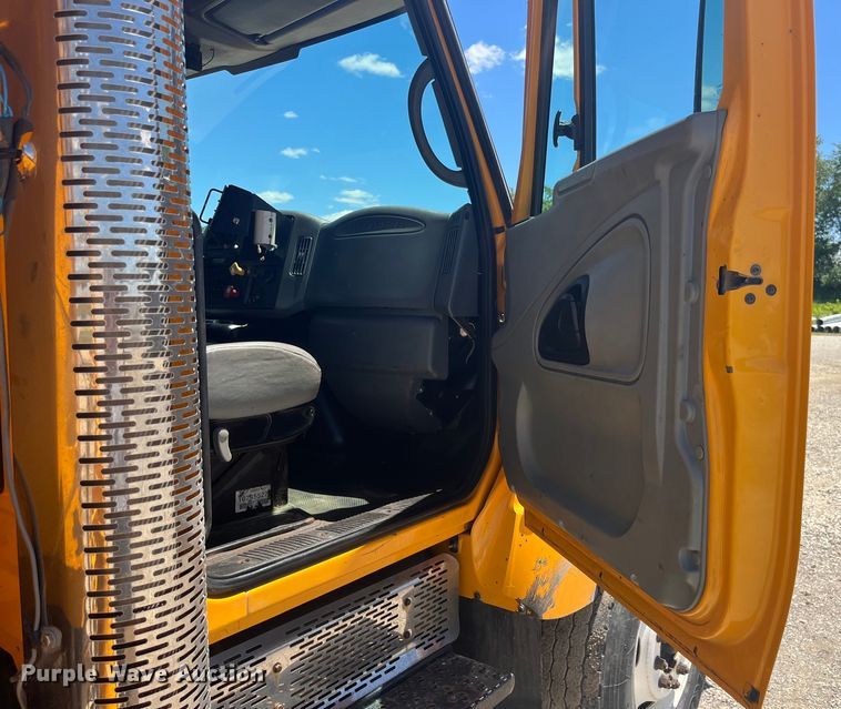 image for item EK8611 2006 International  7400 dump truck