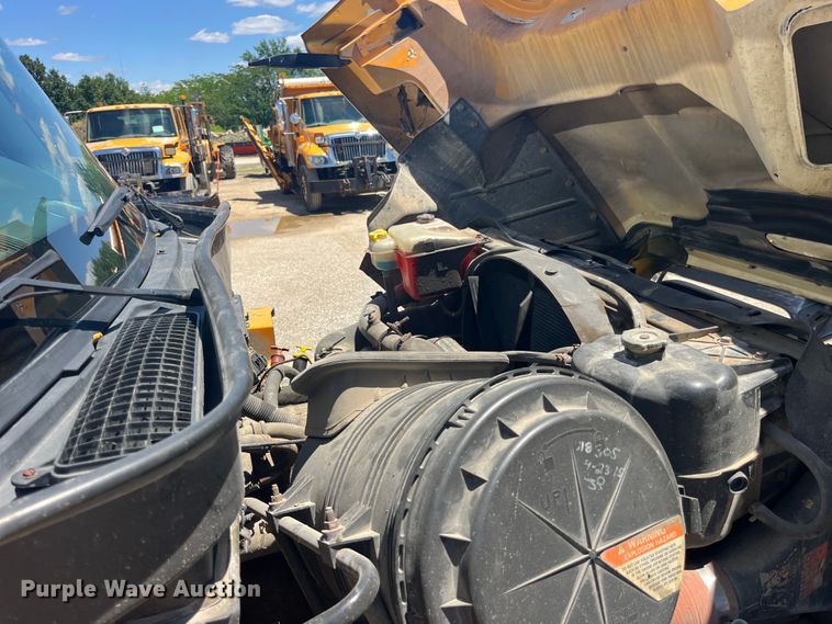 image for item EK8611 2006 International  7400 dump truck