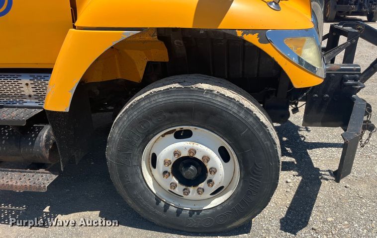 image for item EK8611 2006 International  7400 dump truck