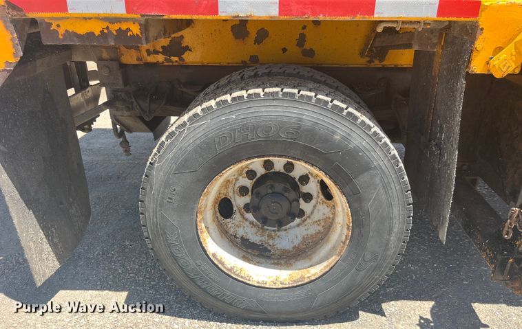 image for item EK8611 2006 International  7400 dump truck