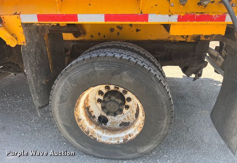 image for item EK8611 2006 International  7400 dump truck