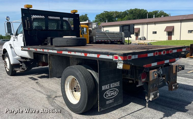 image for item EK8613 2003 Ford F650 Super Duty XL flatbed truck
