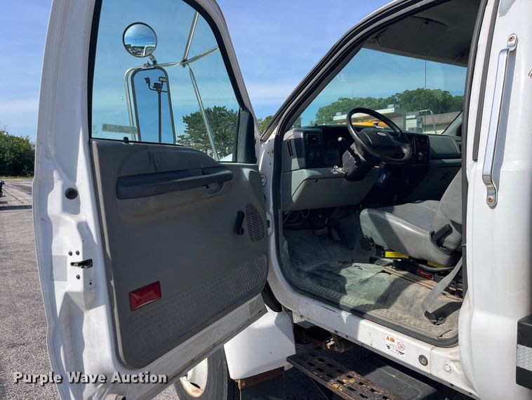 image for item EK8613 2003 Ford F650 Super Duty XL flatbed truck