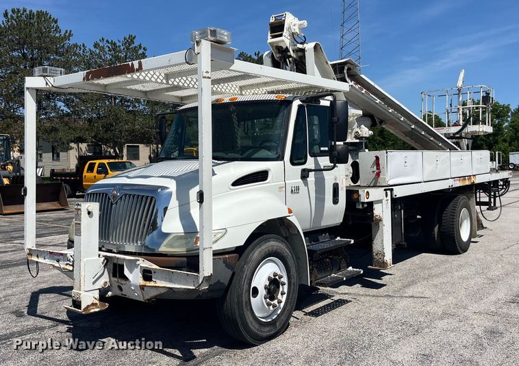 image for item EK8614 2005 International  4300 bucket truck