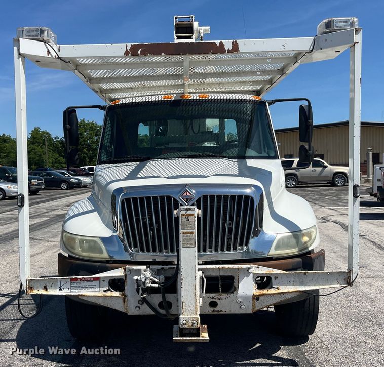 image for item EK8614 2005 International  4300 bucket truck