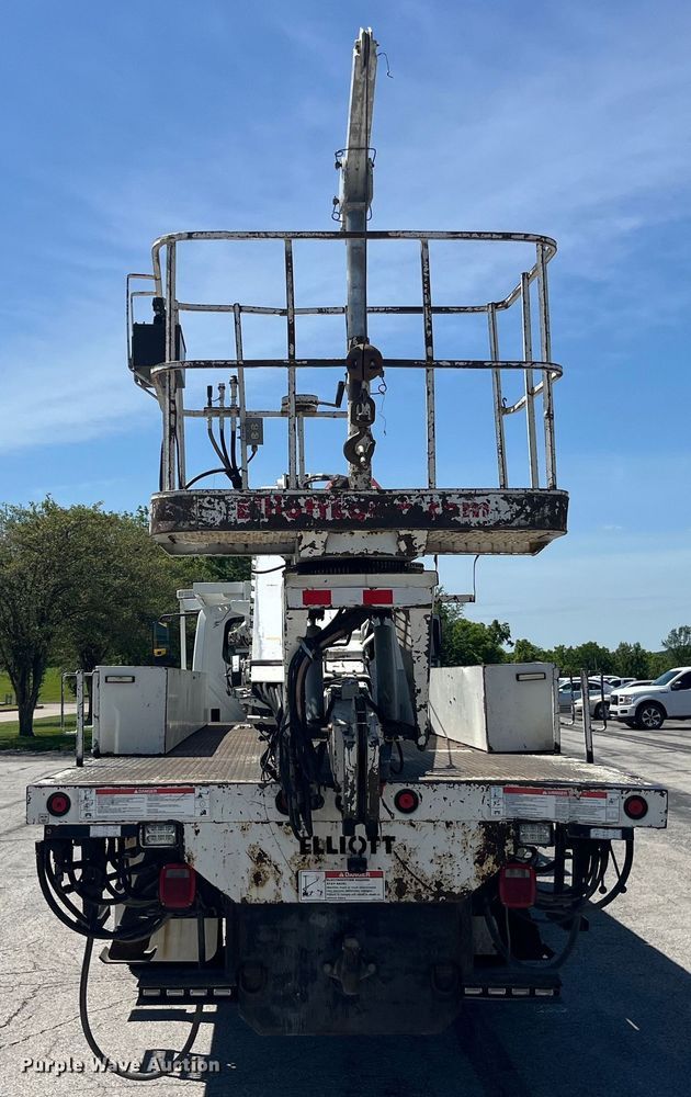 image for item EK8614 2005 International  4300 bucket truck