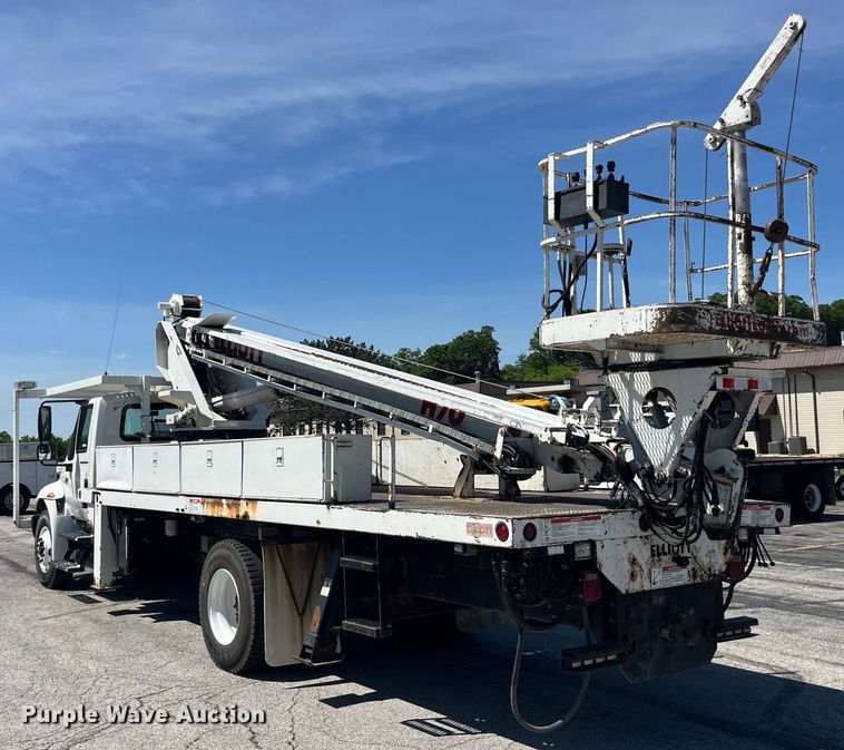 image for item EK8614 2005 International  4300 bucket truck