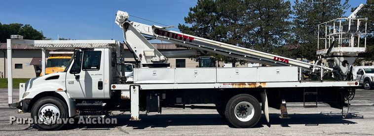 image for item EK8614 2005 International  4300 bucket truck